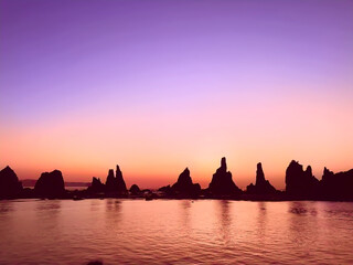 日本、和歌山、那智、橋杭岩、夜明けと日の出の絶景　