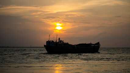 Obraz premium boat at sunset