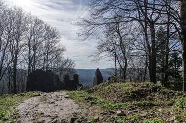 Ruiny zamku na górze Sobień rodu Kmitów 