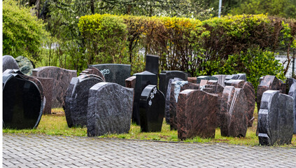 Grabsteine  beim Steinmetz stehen für die Eingravierung  für das Grab bereit - obrazy, fototapety, plakaty