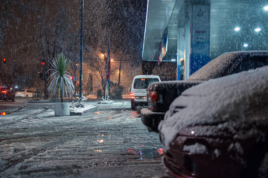 Estaci&oacute;n de servicio Copec nevada de noche en la comuna de la reina de Santiago de Chile, s&aacute;bado 15 de julio de 2017