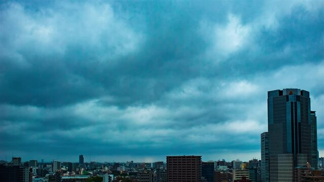 空と雲と街とビルの映像、嵐の昼間