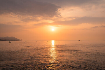 水平線から昇る朝日