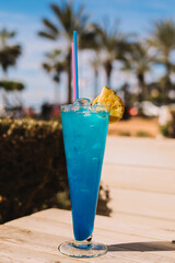 Cóctel azul básico, una mezcla de curaçao azul con un licor claro como vodka o ron, un poco de...
