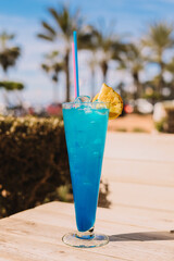 Cóctel azul básico, una mezcla de curaçao azul con un licor claro como vodka o ron, un poco de jugo de cítricos o refresco para equilibrar
