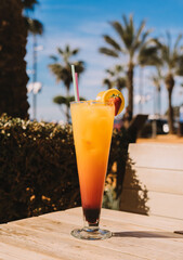 Un Tequila Sunrise es un cóctel colorido y afrutado que normalmente se prepara con tequila, jugo de naranja y jarabe de granadina.
