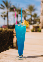 Cóctel azul básico, una mezcla de curaçao azul con un licor claro como vodka o ron, un poco de...