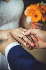 wkładanie obrączek w czasie ślubu