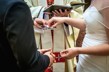 wkładanie obrączek w czasie ślubu