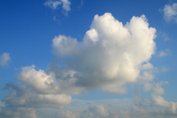 Obraz premium white fluffy clouds in the blue sky