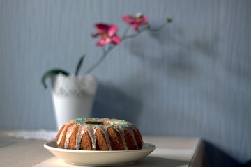 Polskie ciasto wielkanocne Babka z lukrem na niebieskim tle