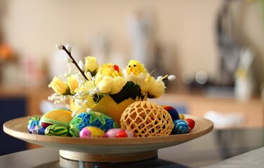 Wielkanocna dekoracja  z jajkami i kurczakami, Polska