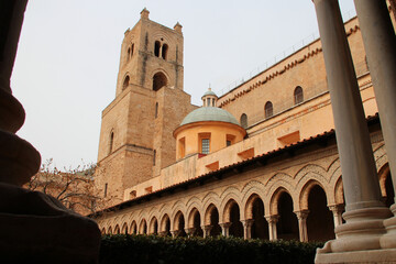 Fototapeta na wymiar benedictine cloister and cathedral in monreale in sicily (italy)