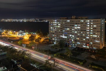 Naklejka premium Long exposure shot of the traffic light of the illuminated Matanzas in Cuba at night