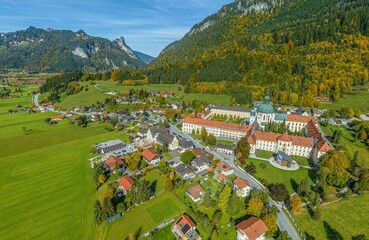 Sonniger Herbsttag rund um Kloster Ettal in den Ammergauer Alpen in Oberbayern