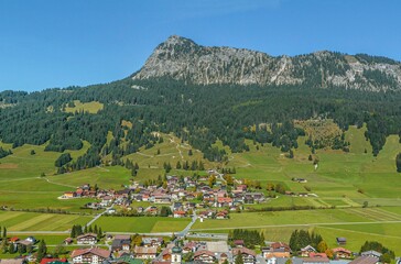 Fototapeta na wymiar Ausblick über Tannheim in Tirol zum Ortsteil Berg und zu markanten Gipfel des Einstein