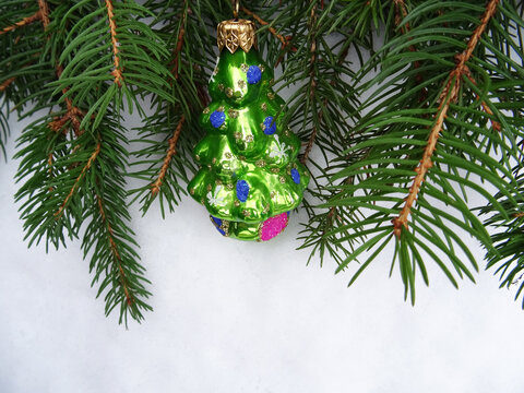 Christmas tree with Christmas decorations, background image, holiday greetings