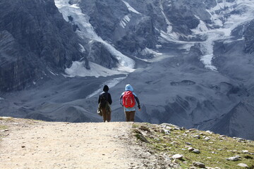 Zwei Frauen wandern im Gebirge