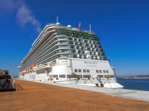Vista desde la extraordinaria popa del trasatl&aacute;ntico Britannia en el puerto de Vigo. R&iacute;as Baixas, Galicia, Espa&ntilde;a