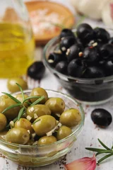 Foto op Plexiglas Black and green olives in glass bowls  © nastyakamysheva