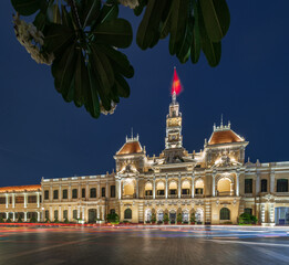 Obraz premium Traffic in front of Ho Chi Minh City Hall, Saigon City Hall or Committee Head office in the evening, Vietnam. Light trail and night. Popular place to visit in Saigon. Travel destinations in Vietnam