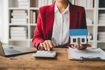 real estate agent Delivering sample homes to customers, mortgage loan contracts. Make a contract...