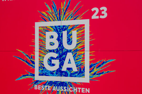 BUGA (Bundesgartenschau) Mannheim 2023: Logo der BUGA vorm Haupteingang am Luisenpark