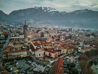 Fototapeta premium Landscape of a town surrounded by mountains in the evening in Italy
