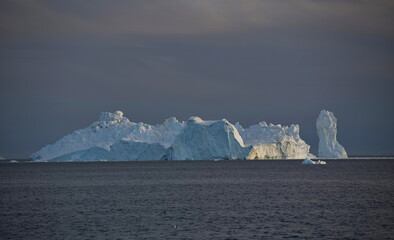 Eisberg in der Diskobucht bei Ilulissat im Abendlicht