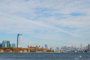 Fototapeta premium Skyline view of the Hudson River, Manhattan, New York, US