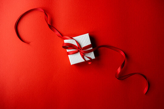 Present Red ribbon and a bow - Gift Card, Gift voucher template