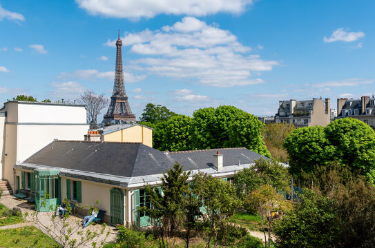 Exterior view of the House of Balzac (1799-1850) Museum with the Eiffel tower in the background- Paris, France. It is located in the 16th arrondissement.