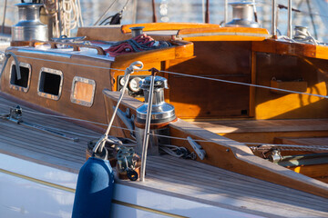 Voiliers à quai dans le port de Marseille