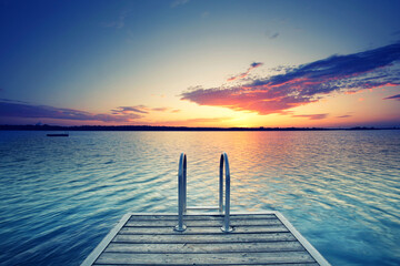 Steg am See im Sonnenuntergang