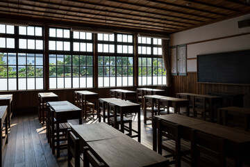 木造校舎の教室