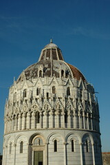 Cupola del Battistero del duomi di Pisa in piazza dei Miracoli .