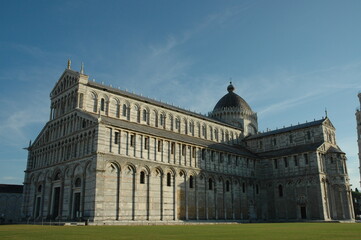 Vione completa della basilica con cupola della cattedrale di Pisa in piazza dei Miracoli .