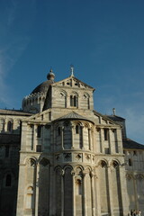 Fototapeta na wymiar Una delle due facciate della cattedrale di Pisa in piazza dei Miracoli .