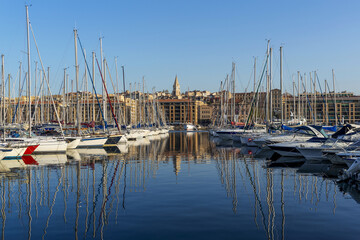 Fototapeta premium Voiliers à quai dans le port de Marseille