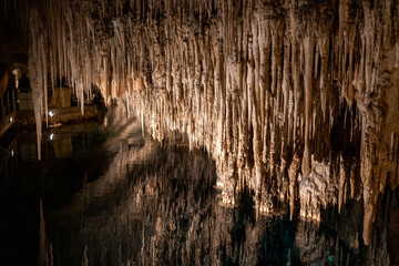 Le Grotte del Drago sono un complesso di grotte calcaree situate in Spagna, nella costa orientale dell'isola di Maiorca, nelle Isole Baleari. - obrazy, fototapety, plakaty