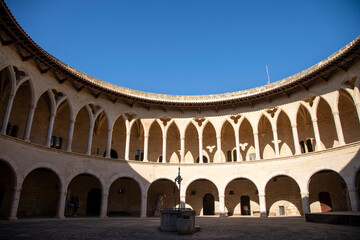Il castello di Bellver, situato in cima a una collina vicino a Palma di Maiorca, è uno dei pochi...