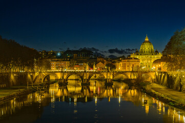 Fototapeta na wymiar Petersdom bei Nacht mit Engelsbrücke in Rom 560023