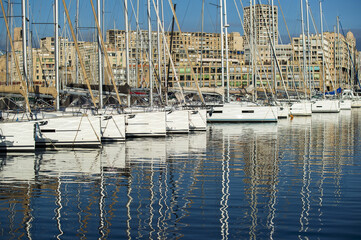 Voiliers amarrés dans le port de Marseille
