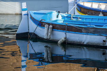 Fototapeta na wymiar Bateau de pêche dans le port de Marseille