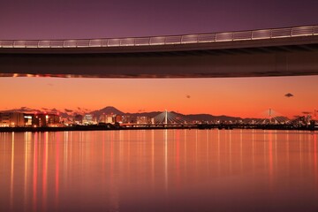 多摩川スカイブリッジから見る富士山と夕景