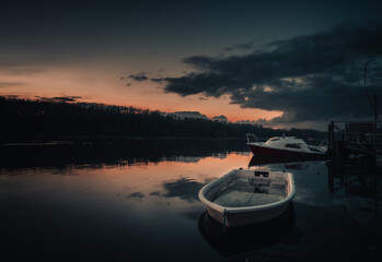 Boote am Steg bei Sonnenuntergang
