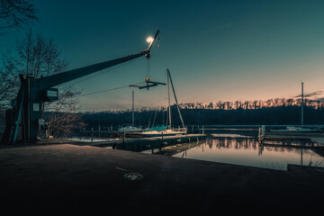 Boote am Steg bei Sonnenuntergang