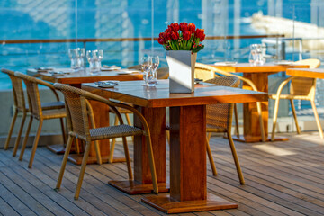 Terrasse de restaurant en bord de mer