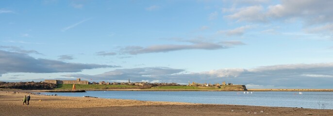 Naklejka premium Panoramic view of Little Haven Beach in South Shields, UK, looking towards Tynemouth over River Tyne