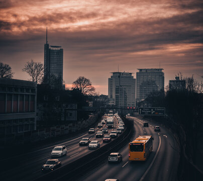 Autobahn im Ruhrgebiet bei Sonnenuntergang